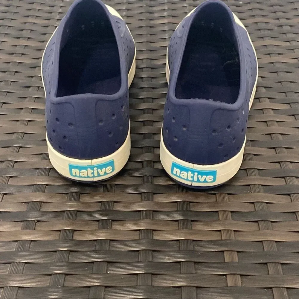 Native Jefferson shoes junior size 3